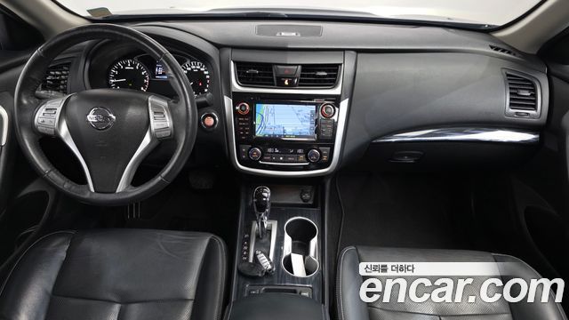 Nissan Altima — interior
