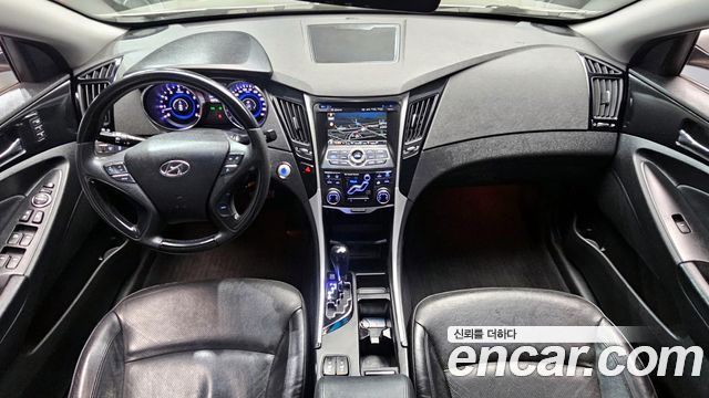 Hyundai Sonata — interior