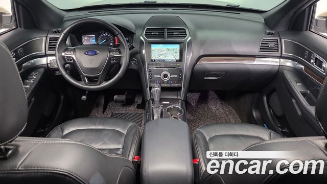 Ford Explorer — interior