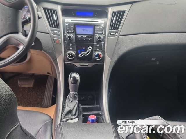 Hyundai Sonata — interior