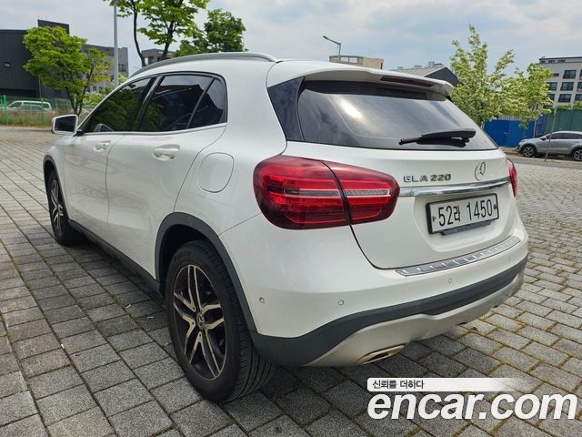 Mercedes-Benz GLA-Class — interior