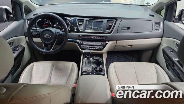 Kia Carnival — interior