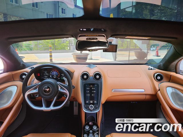 McLaren GT — interior