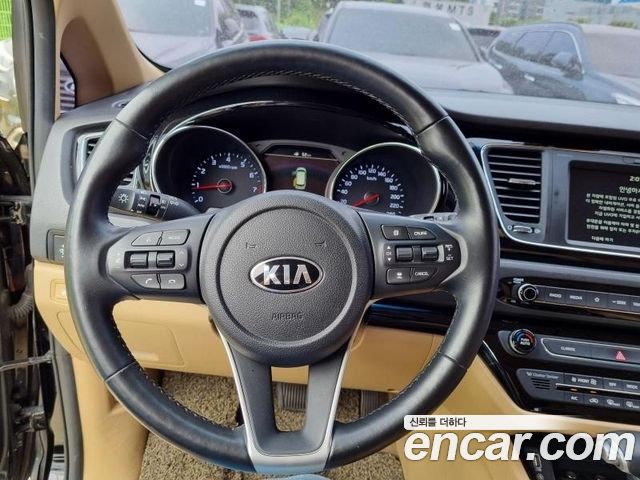 Kia Carnival — interior