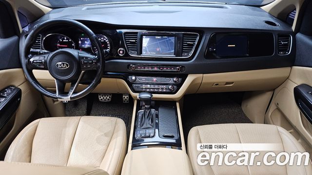 Kia Carnival — interior