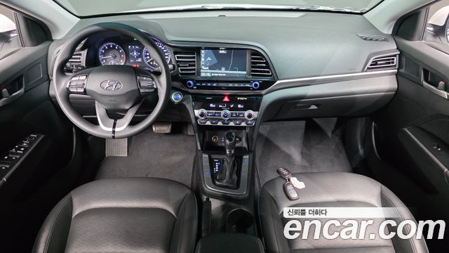 Hyundai Avante — interior