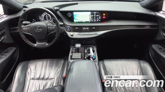 Lexus LS — interior