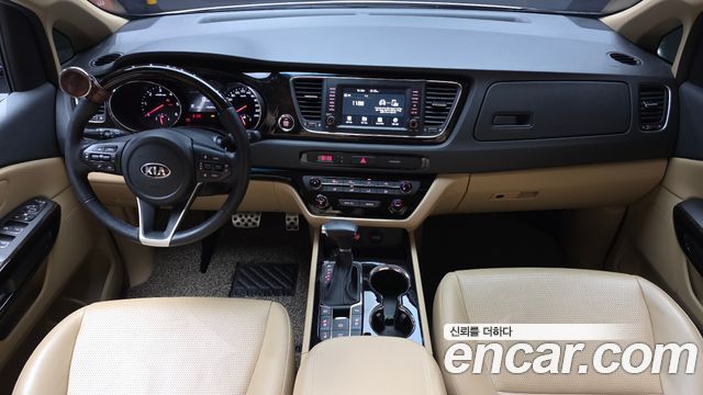 Kia Carnival — interior