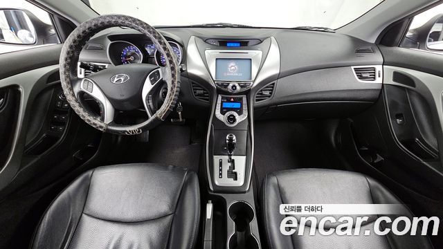 Hyundai Avante — interior