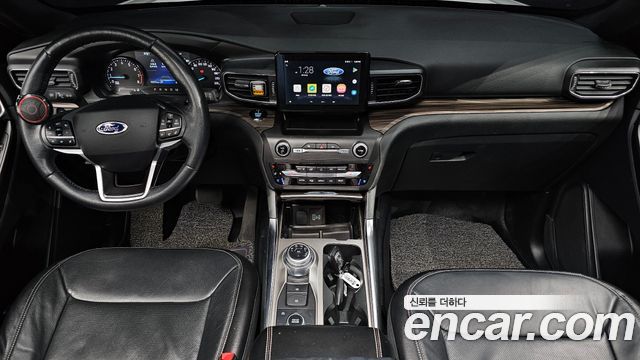 Ford Explorer — interior
