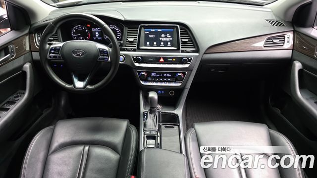 Hyundai Sonata — interior