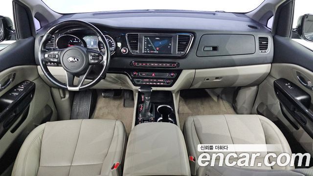 Kia Carnival — interior