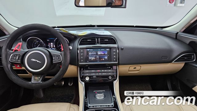 Jaguar XE — interior