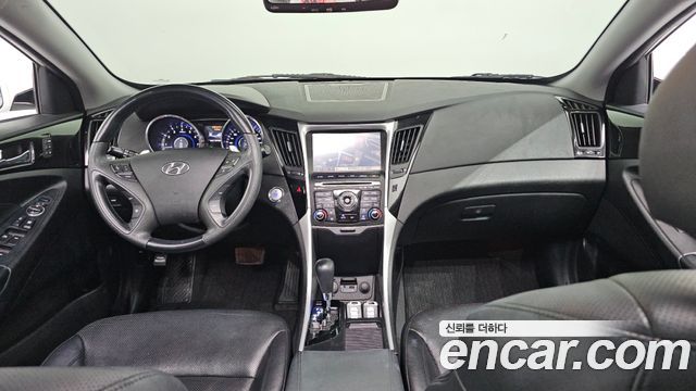 Hyundai Sonata — interior