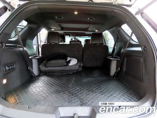 Ford Explorer — interior