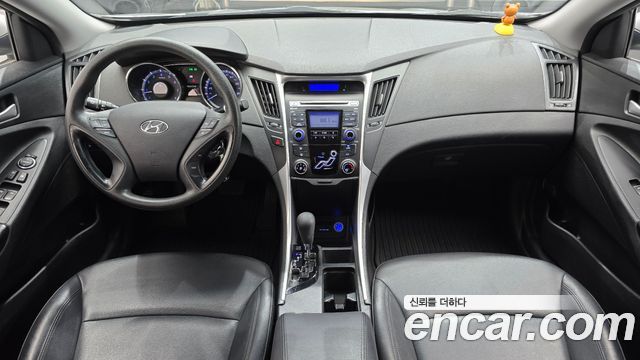 Hyundai Sonata — interior