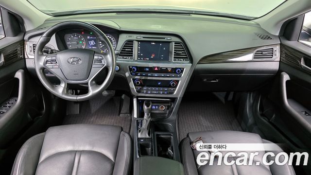 Hyundai Sonata — interior