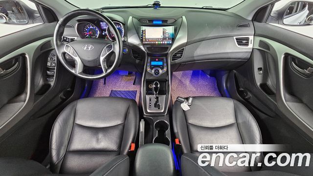 Hyundai Avante — interior