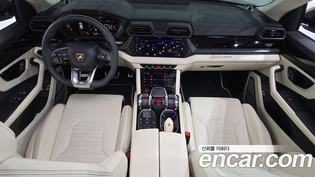 Lamborghini Urus — interior