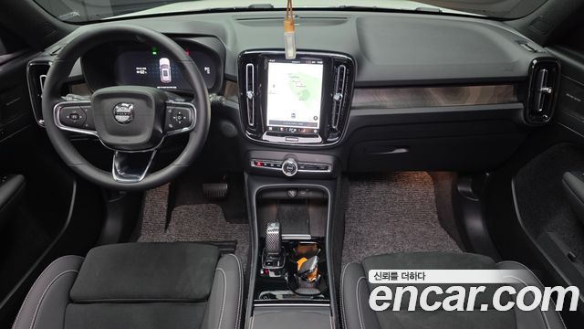 Volvo XC40 — interior