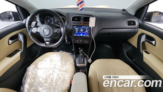 Volkswagen Polo — interior