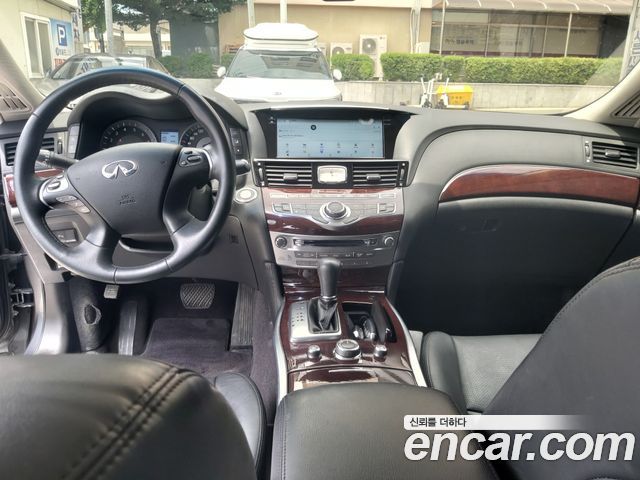 Infiniti Q70 — interior