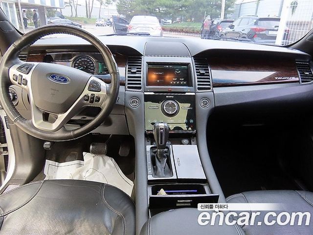 Ford Taurus — interior