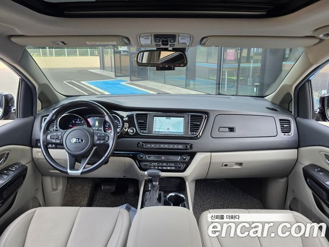 Kia Carnival — interior
