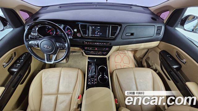 Kia Carnival — interior