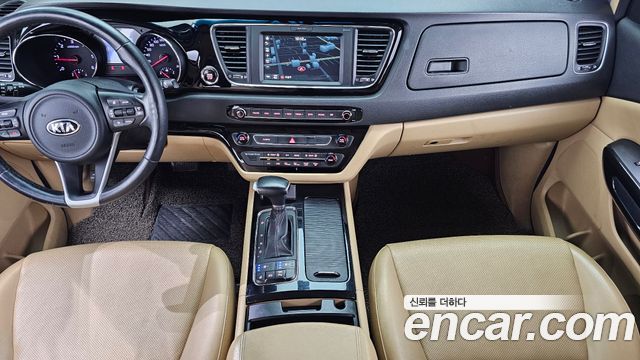 Kia Carnival — interior