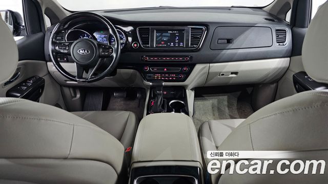 Kia Carnival — interior