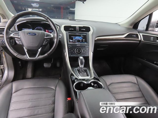 Ford Fusion — interior