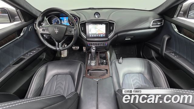 Maserati Ghibli — interior