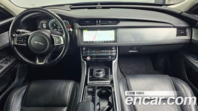 Jaguar XF — interior