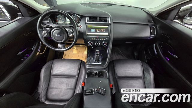Jaguar E-Pace — interior