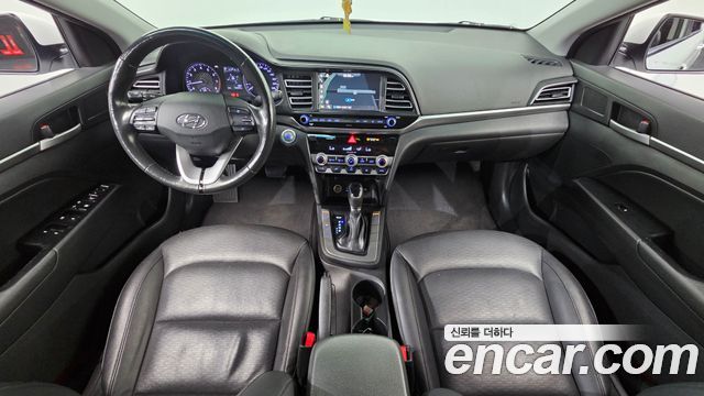 Hyundai Avante — interior