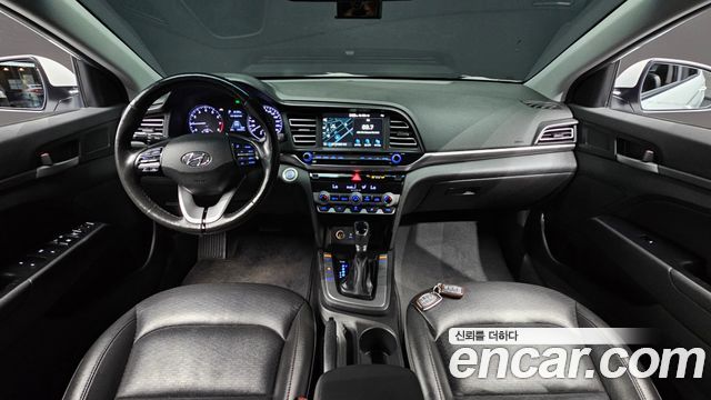 Hyundai Avante — interior