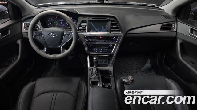 Hyundai Sonata — interior