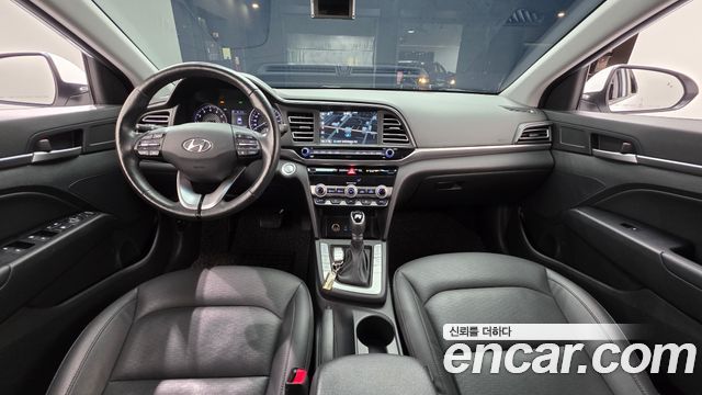Hyundai Avante — interior