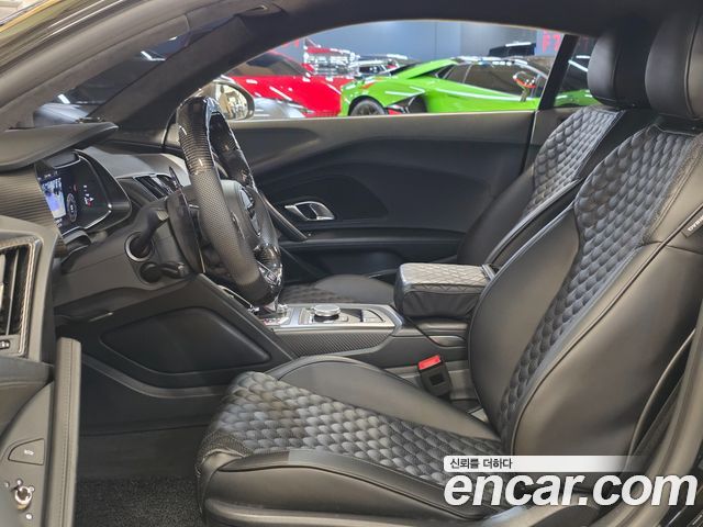 Audi R8 — interior