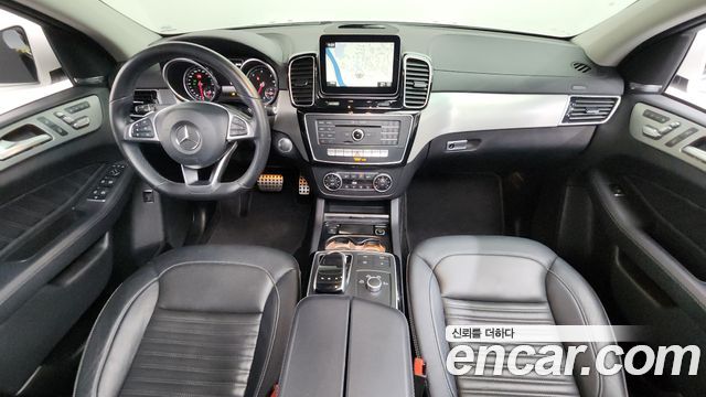 Mercedes-Benz GLE-Class — interior