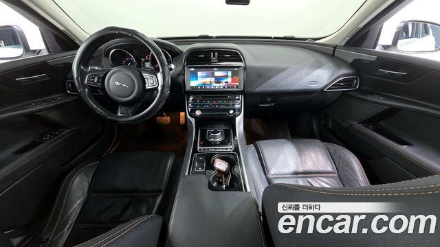Jaguar XE — interior