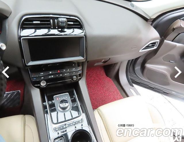 Jaguar F-Pace — interior