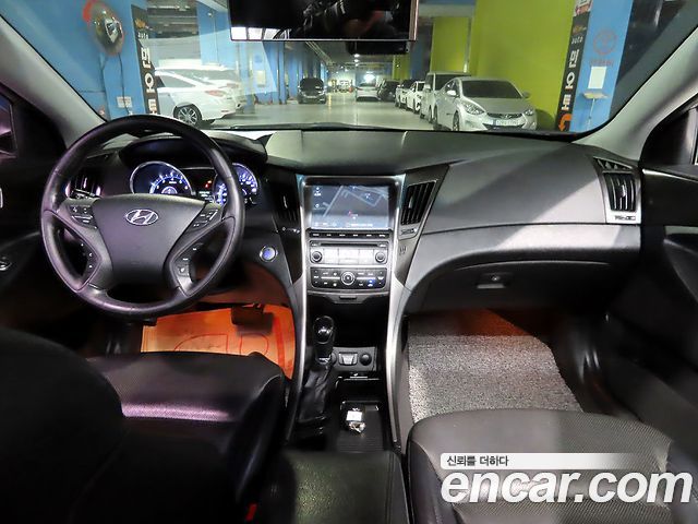 Hyundai Sonata — interior