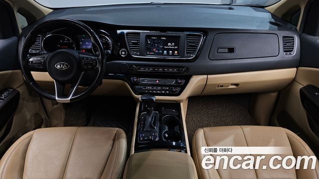 Kia Carnival — interior