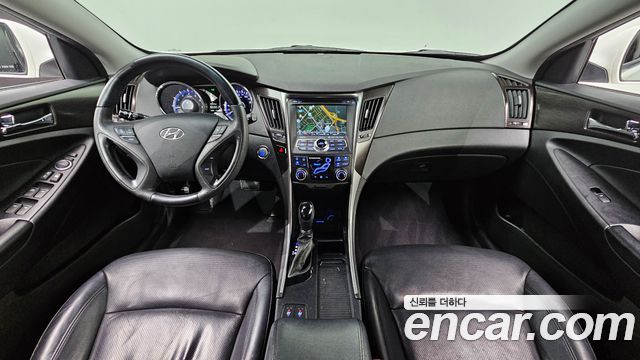 Hyundai Sonata — interior