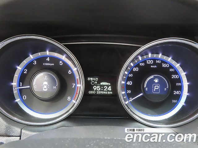Hyundai Sonata — interior