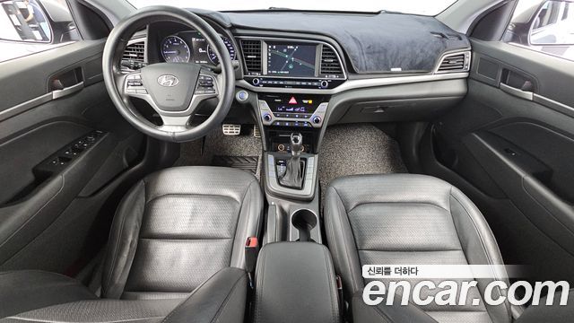 Hyundai Avante — interior