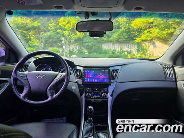 Hyundai Sonata — interior