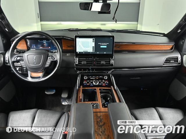 Lincoln Navigator — interior